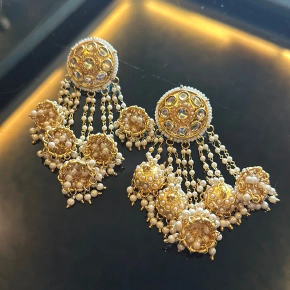 NWT Long,pretty, intricate ‘Jhumka’ earrings with 4 ‘Jhumpa’s’ and faux pearls! - Picture 1 of 9